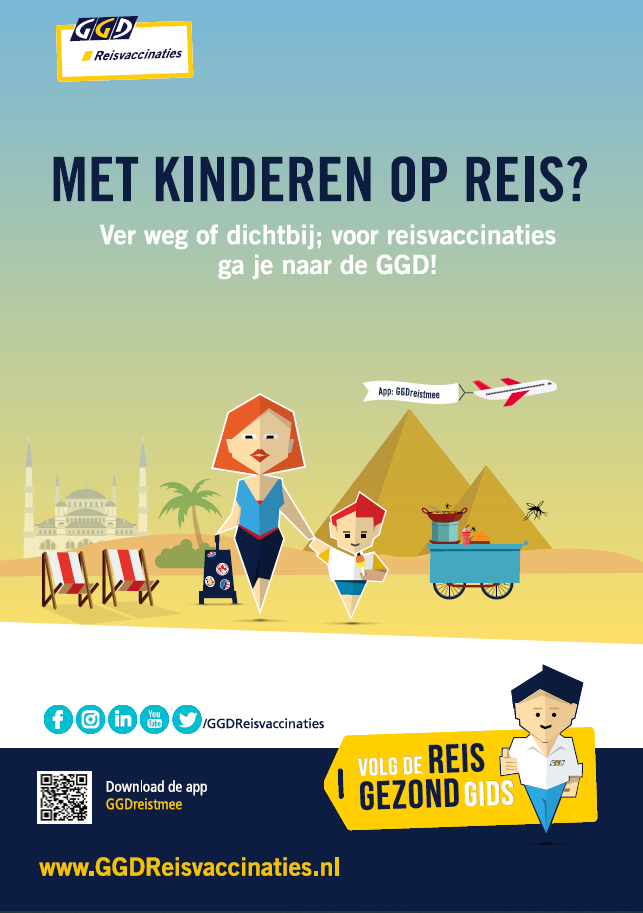 Poster. Met kinderen op reis? Ver weg of dichtbij? Voor reisvaccinaties ga je naar de GGD! Afbeelding van een moeder met kind voor piramides. Logo GGDReisvaccinaties en verwijzing naar de website www.ggdreisvaccinaties.nl en een QR code om de ggdreistmee app te downloaden. 